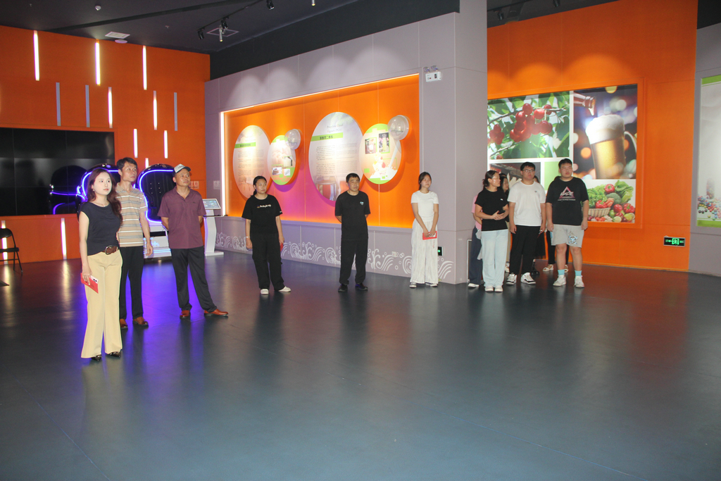 20250819情系職工子女  助力夢想啟航——潔晶集團(tuán)舉行職工子女高考獎(jiǎng)學(xué)金發(fā)放儀式6_1